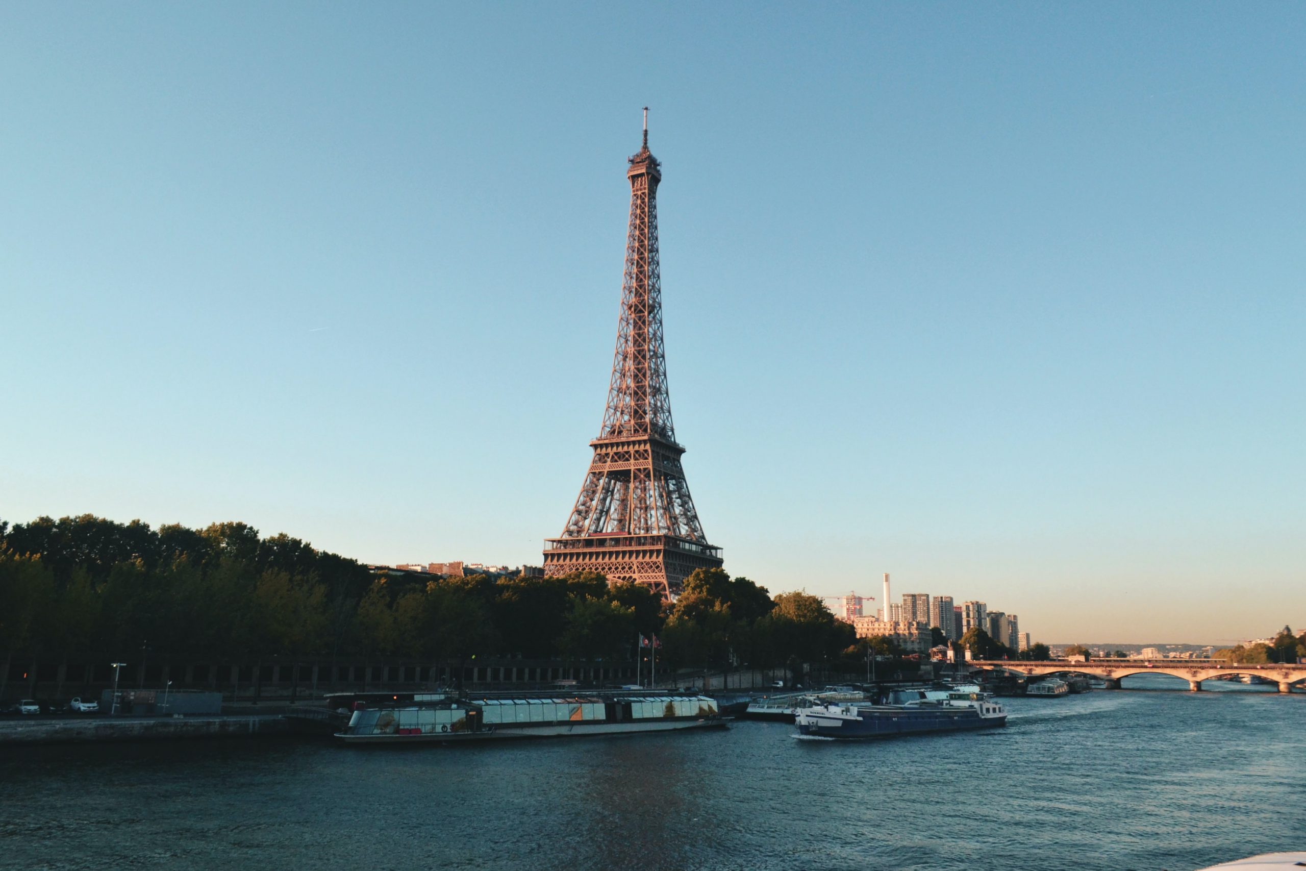 La tour Eiffel et la Seine à Paris